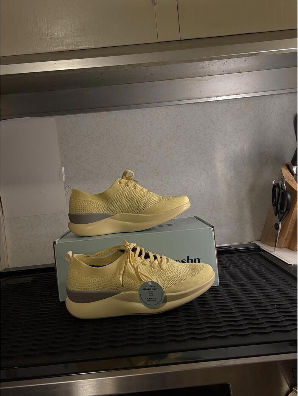 moshn leap Sz 8.5 Med. Custard(0676) Women's Cushioned Shoes